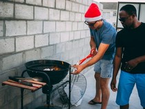 Bukan Pacar Sewaan, Kini Ada Jasa Temani BBQ-an dan Panggang Daging
