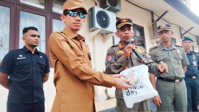 Bupati Aceh Barat Tarmizi memperlihatkan uang sebesar Rp340 ribu milik pengemis tuna netra, yang sebelumnya diamankan petugas satpol pp saat melakukan inspeksi mendadak di halaman dinas setempat di Meulaboh, Senin (13/7/2026) petang.