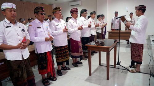 Bupati Klungkung I Made Satria melantik dan mengambil sumpah jabatan pejabat pimpinan tinggi pratama di Klungkung, Bali, Rabu (15/7/2026). (Dok. Humas Pemkab Klungkung).