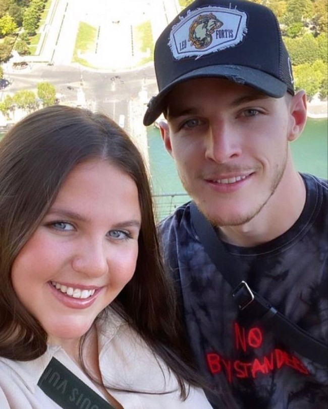 Selagi Declan Rice dilaporkan bermain di semifinal, sosok Lauren Fryer kembali menuai perhatian. Laurena adalah kekasih Declan yang telah setia bersamanya sejak berusia 17 tahun.Foto: Instagram/Twitter