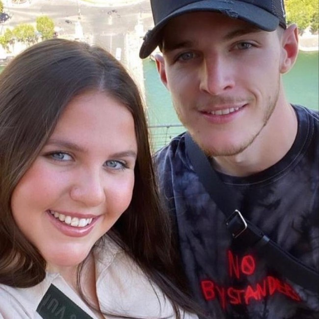 8 Foto Pacar Declan Rice yang Jadi Sasaran Netizen karena Penampilannya