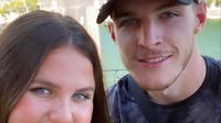 8 Foto Pacar Declan Rice yang Jadi Sasaran Netizen karena Penampilannya