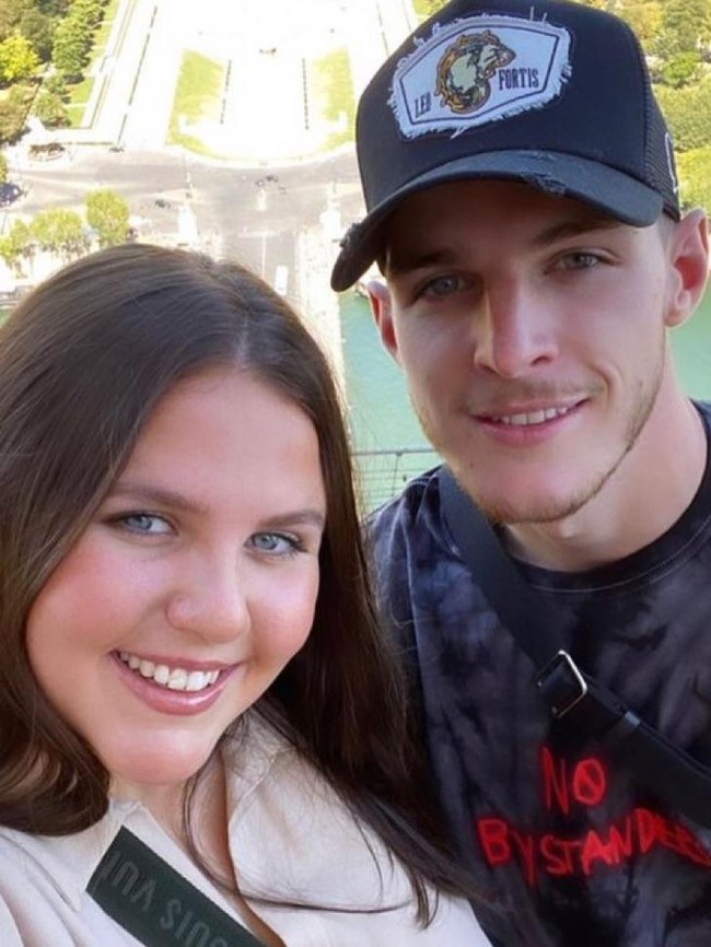 8 Foto Pacar Declan Rice yang Jadi Sasaran Netizen karena Penampilannya