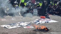 Awal orasi sudah melakukan bakar-bakar ban di depan gerbang kampus. Orasi pun dilakukan secara bergantian dan mahawasiswa duduk di aspal panas dan di bawah matahari terik.