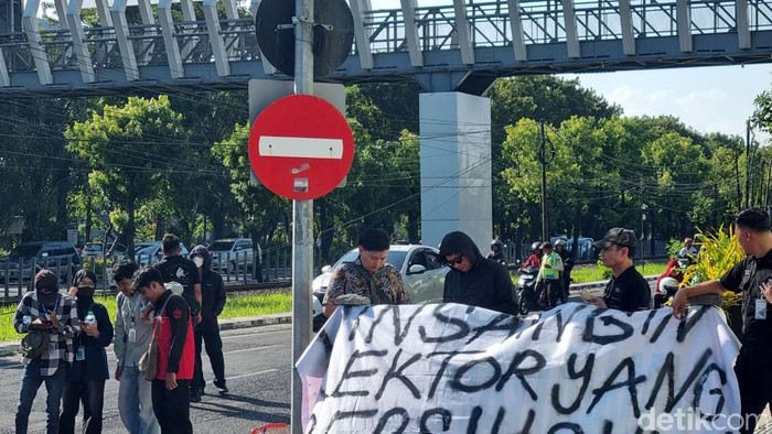 Demo mahasiswa Uinsa di Jalan Frontage Ahmad Yani