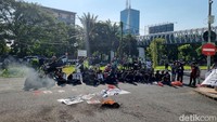 Puluhan mahasiswa Unuversitas Islam Negeri Sunan Ampel (UINSA) Surabaya menggeruduk kampus di Jalan Ahmad Yani. Mereka membawa tujuh tuntutan, salah satunya menyoroti rektor. 