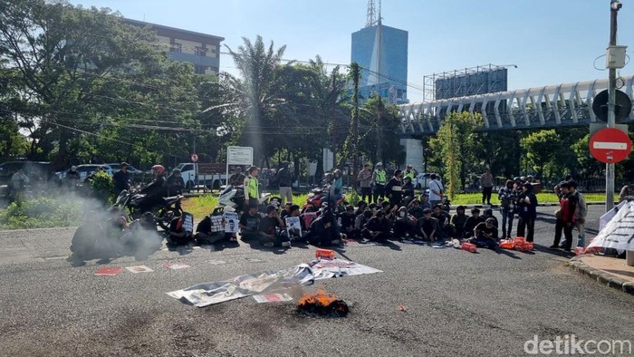 Demo mahasiswa Uinsa di Jalan Frontage Ahmad Yani