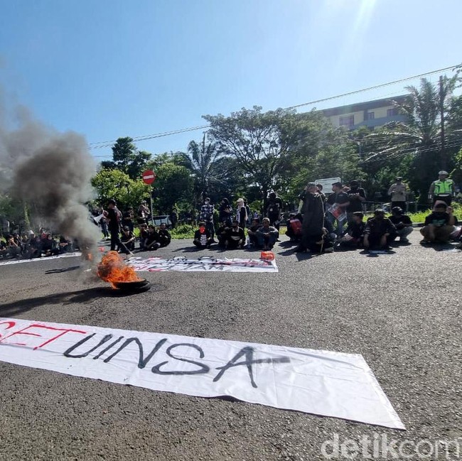 Mahasiswa UINSA Demo Kampus