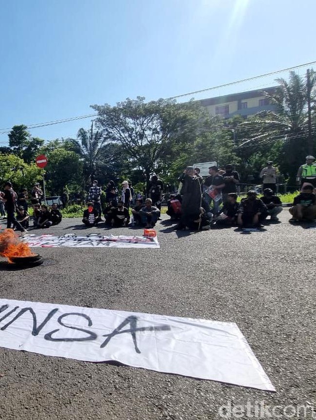 Mahasiswa UINSA Demo Kampus