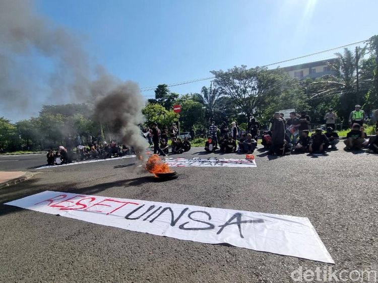 Mahasiswa UINSA Demo Kampus