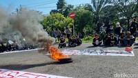 Massa sempat melakukan aksi bakar ban. Akibat demo ini, Jalan Frontage Ahmad Yani menjadi macet.