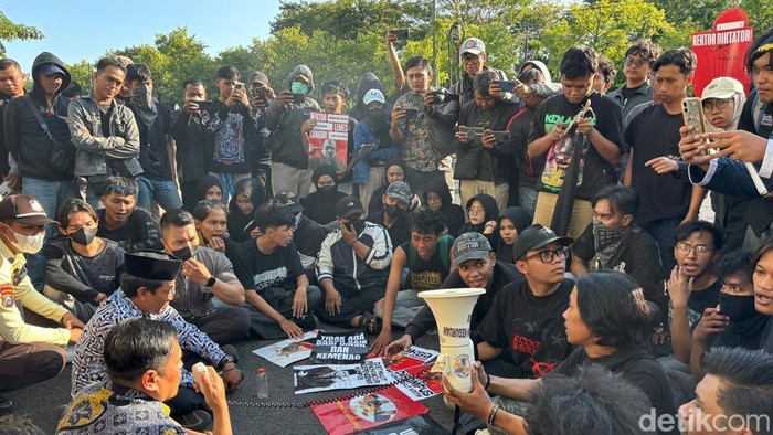 Demo mahasiswa UINSA Surabaya depan kampus