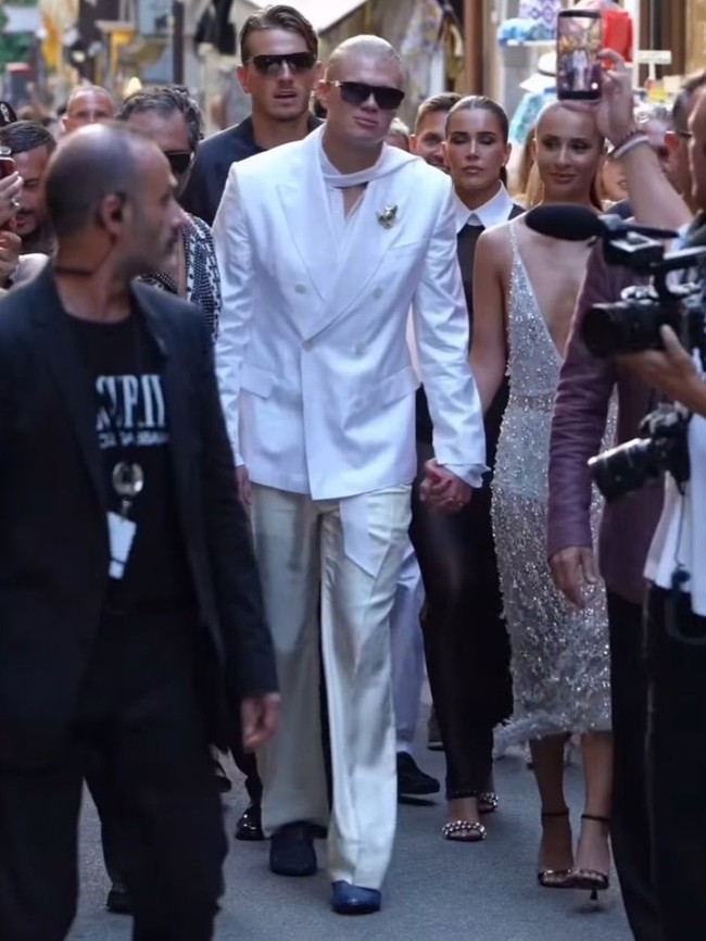 Kehadiran pasangan tersebut langsung mencuri perhatian saat tiba di lokasi acara. Haaland tampil dalam balutan setelan serba putih bergaya double-breasted dengan potongan oversized yang menjadi ciri tailoring modern Dolce & Gabbana. (Foto: Instagram)