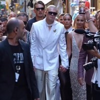 Kehadiran pasangan tersebut langsung mencuri perhatian saat tiba di lokasi acara. Haaland tampil dalam balutan setelan serba putih bergaya double-breasted dengan potongan oversized yang menjadi ciri tailoring modern Dolce & Gabbana. (Foto: Instagram)