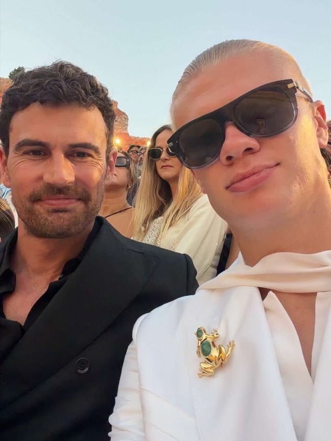 Selain Haaland, hadir pula aktor Theo James, Michele Morrone, dan Lady Kitty Spencer. Pemain Manchester City itu sempat membagikan potret selfie dengan mereka. (Foto: Instagram)