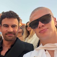Selain Haaland, hadir pula aktor Theo James, Michele Morrone, dan Lady Kitty Spencer. Pemain Manchester City itu sempat membagikan potret selfie dengan mereka. (Foto: Instagram)
