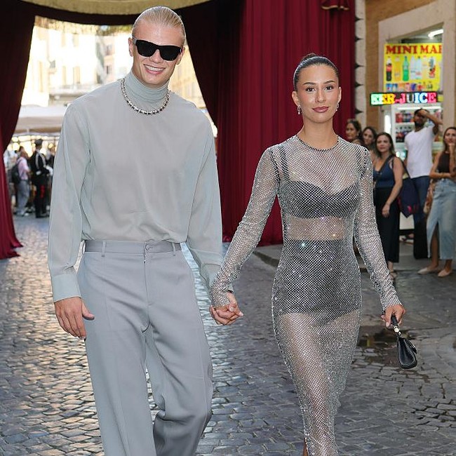 Foto: Erling Haaland dan Pacar Eksis di Show Dolce & Gabbana Usai Piala Dunia