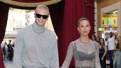 Foto: Erling Haaland dan Pacar Eksis di Show Dolce & Gabbana Usai Piala Dunia