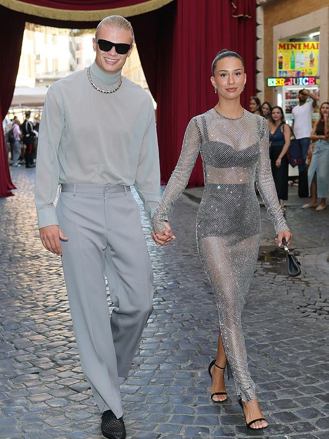 Foto: Erling Haaland dan Pacar Eksis di Show Dolce & Gabbana Usai Piala Dunia