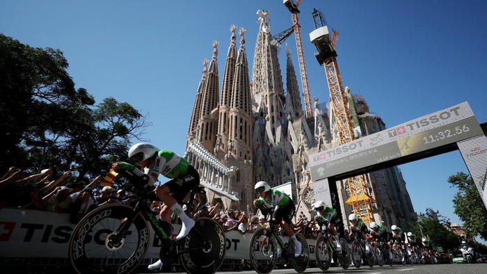 Cycling - Tour de France - Stage 1 - Barcelona to Barcelona - Barcelona, Spain - July 4, 2026 General view of Basilica of the Sagrada Familia as Caja Rural - Seguros RGA cyclists are seen at the start of stage 1 REUTERS/Bruna Casas     TPX IMAGES OF THE DAY