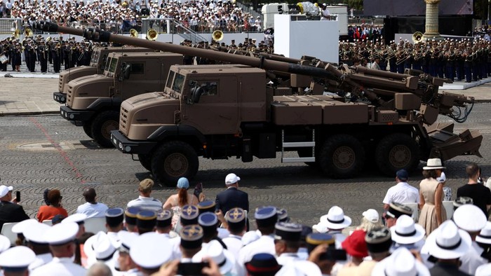Caesar self-propelled howitzers drive on the Place de la Concorde during the annual Bastille Day military parade in Paris, France, July 14, 2026. REUTERS/Tom Nicholson