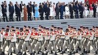 Di tengah rangkaian acara itu, Ukraina menjadi salah satu tamu istimewa dalam parade militer Prancis. Presiden Emmanuel Macron mengundang Presiden Ukraina Volodymyr Zelenskyy bersama sekitar 30 pemimpin dunia lainnya untuk menghadiri perayaan di Paris. REUTERS/Tom Nicholson