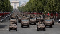 Pasukan militer mengikuti parade Hari Bastille. Perayaan Hari Nasional Prancis tahun ini berlangsung bersamaan dengan semifinal Piala Dunia 2026. REUTERS/Benoit Tessier
