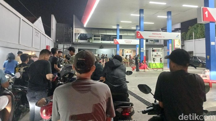 Foto : Warga berburu BBM Pertamax hingga dini hari di SPBU Ngumban Surbakti, Kota Medan, Rabu (15/7/2026) dini hari
(Juita Sinuhaji/detikSumut)