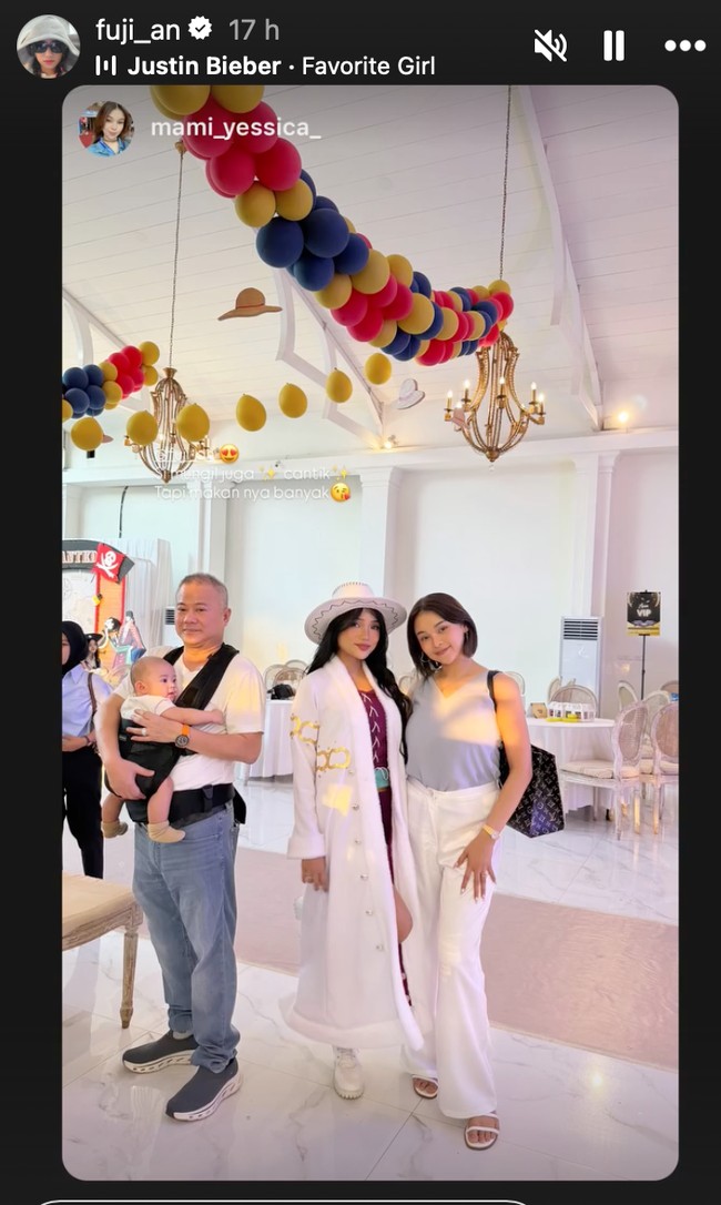 Dalam foto-foto dan video yang diunggah terlihat Fuji cosplay menjadi karakter Nico Robin dalam anime One Piece. Ia mengenakan coat panjang putih lengkap topi bertepi lebar khas karakter tersebut. Foto: Instagram/@fuji_an