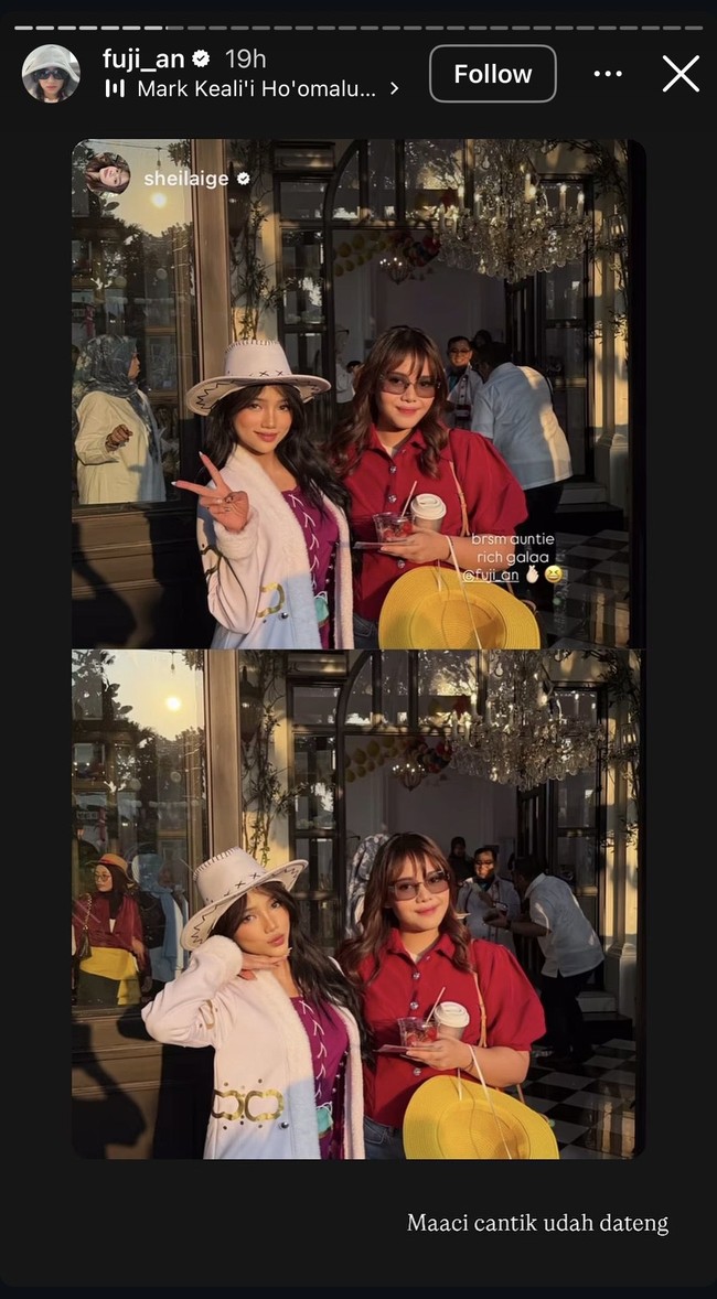 Coat dan topi putih itu dipadukan dengan inner berwarna ungu. Sementara rambut panjangnya dibiarkan terurai. Foto: Instagram/@fuji_an
