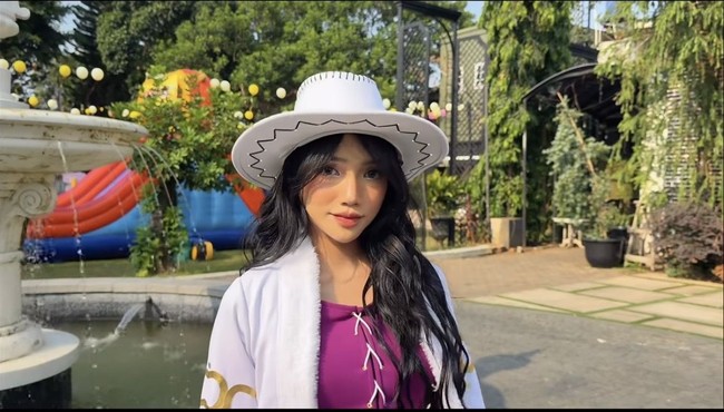 Penampilan Fuji makin memukau dengan riasan natural glam. Blush on dan lipstik pink membuat wajahnya terlihat makin cantik dan fresh. Foto: Instagram/@fuji_an