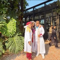 Penampilan Fuji terlihat kompak dengan ayah ibunya, Dewi Zuhriati dan Haji Faisal, yang juga mengenakan coat putih panjang. Foto: Instagram/@fuji_an
