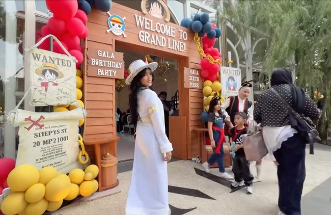 Dari unggahan video di akun Instagramnya, terlihat acara ulang tahun Gala ddigelar meriah dengan lokasi indoor dan outdoor. Beragam tenant makanan serta permainan juga disiapkan untuk para tamu undangan. Foto: Instagram/@fuji_an