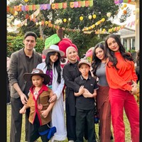 Kedua sahabat Fuji, Erika Carlina dan Rachel Vennya juga tampak hadir dengan mengajak serta anak mereka. Foto: Instagram/@fuji_an