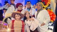 Puput, mantan istri Doddy juga datang bersama putri bungsunya. Puput memberikan doa untuk Gala. Happy Birthday Gala..Teruslah tumbuh menjadi anak yang ceria, penuh semangat, dan membawa kebahagiaan bagi semua orang di sekitarmu, doa Puput. Foto: Instagram @puput100ly