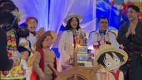 Semua anggota keluarga juga cosplay memakai karakter yang ada di dalam kartun One Piece. Foto: Instagram Story @galaasky