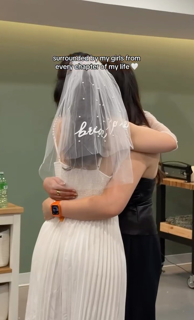 Seperti layaknya pengantin yang akan segera menikah, Cindy juga mengenakan veil di kepalanya. Di bagian bawah veilnya terdapat tulisan bride to be. Foto: Instagram/@giselacindy12