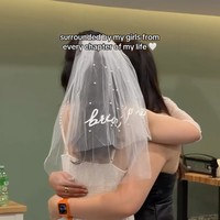 Seperti layaknya pengantin yang akan segera menikah, Cindy juga mengenakan veil di kepalanya. Di bagian bawah veilnya terdapat tulisan bride to be. Foto: Instagram/@giselacindy12