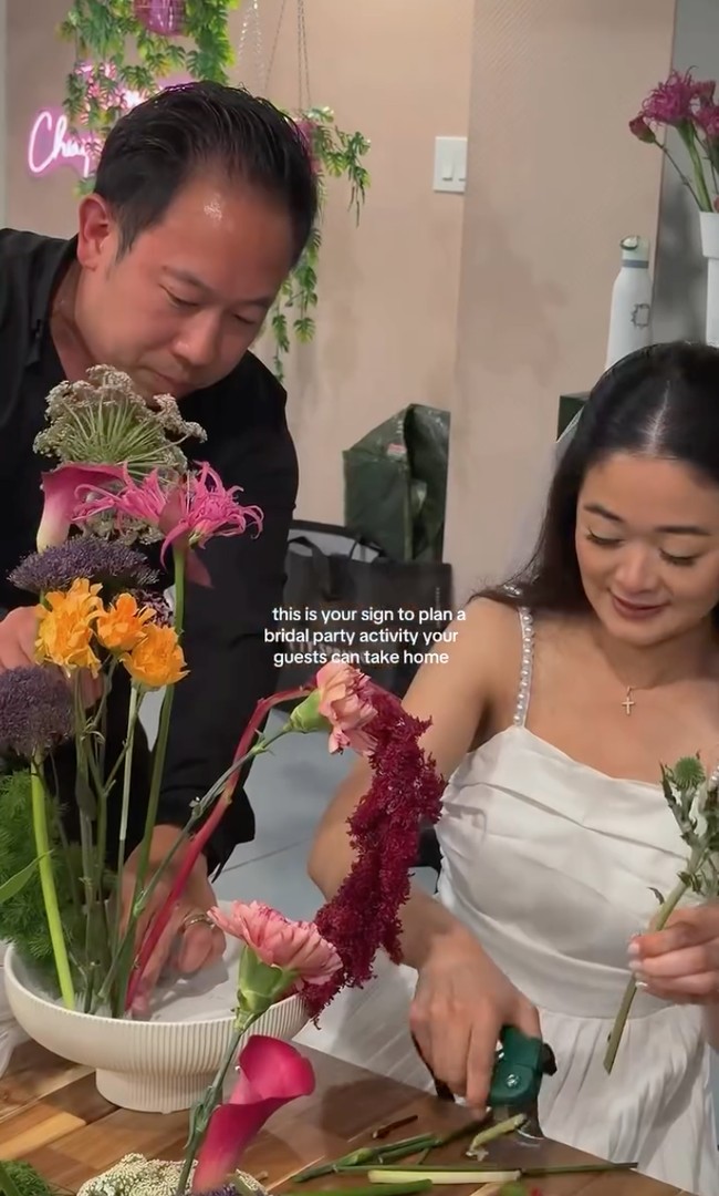 Acara diisi dengan belajar merangkai bunga bersama. Terlihat Cindy begitu serius membuat rangkaian bunganya sendiri. Foto: Instagram/@giselacindy12