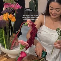 Acara diisi dengan belajar merangkai bunga bersama. Terlihat Cindy begitu serius membuat rangkaian bunganya sendiri. Foto: Instagram/@giselacindy12
