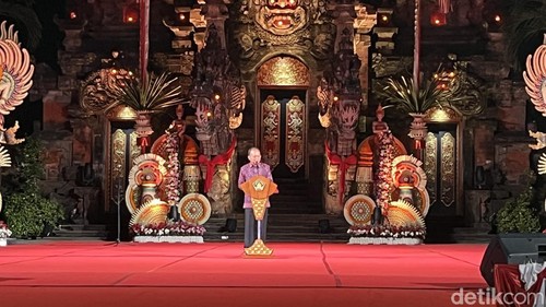 Gubernur Bali Wayan Koster meluncurkan program Pengabdian Masyarakat Desa Kerthi Bali Sejahtera 2026 di Art Center, Denpasar, Rabu (15/7/2026).