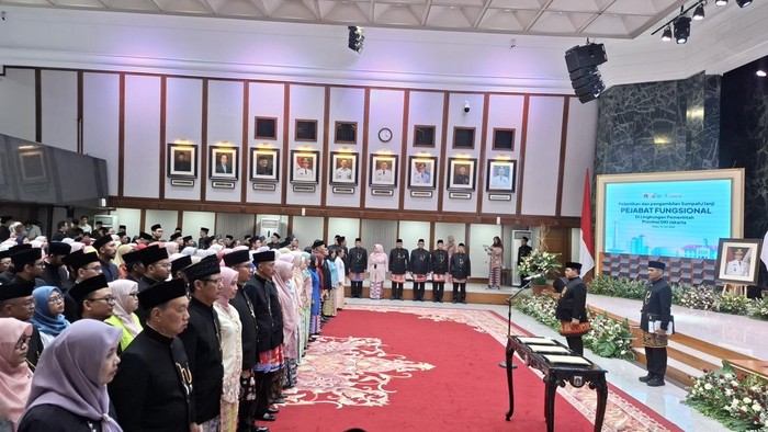 Gubernur DKI Jakarta Pramono Anung melantik para pejabat fungsional di lingkungan Pemprov DKI (Belia/detikcom)