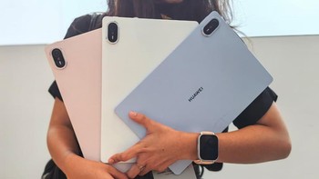 Huawei MatePad Air tipisnya hanya 5,3 mm dengan berat 509 gram, mirip-mirip dengan membawa sebotol air minum. Foto: Aisyah Kamaliah Attamimi/detikINET