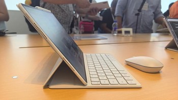 Adapun layarnya terlihat sangat jernih dengan 144 Hz refresh rate, 2800x1840 resolution, P3 Wide Colour Gamut, dan 1200 nits peak brightness. Foto: Aisyah Kamaliah Attamimi/detikINET