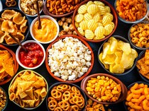 Kenapa Banyak Orang Selalu Bawa Camilan? Ini Alasannya