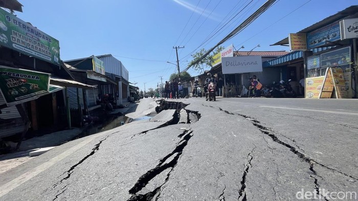 Jalan Veteran, Kelurahan Sungai Lulut Banjarmasin amblas parah.