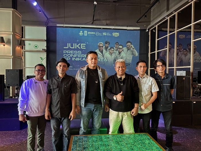 Band pop-alternatif Juke rilis EP perdana Inikah Cinta dengan melodi romantis yang nostalgia. Temukan karakter musik 2000-an dalam karya mereka!