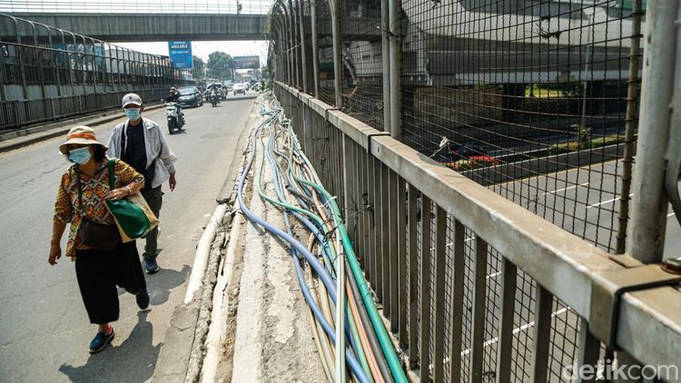 Kabel Semrawut Penuhi Trotoar Jalan Jembatan Caman Bekasi