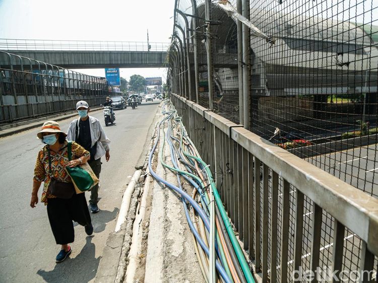 Kabel Semrawut Penuhi Trotoar Jalan Jembatan Caman Bekasi