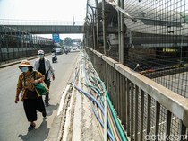 Kabel Semrawut Penuhi Trotoar Jalan Jembatan Caman Bekasi